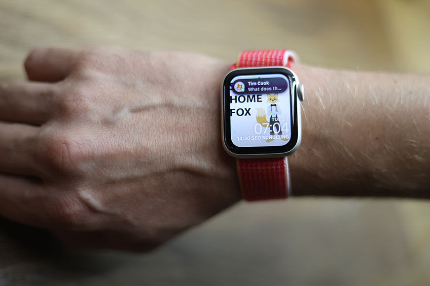 Man sieht das Watchface auf der Apple Watch SE 2.